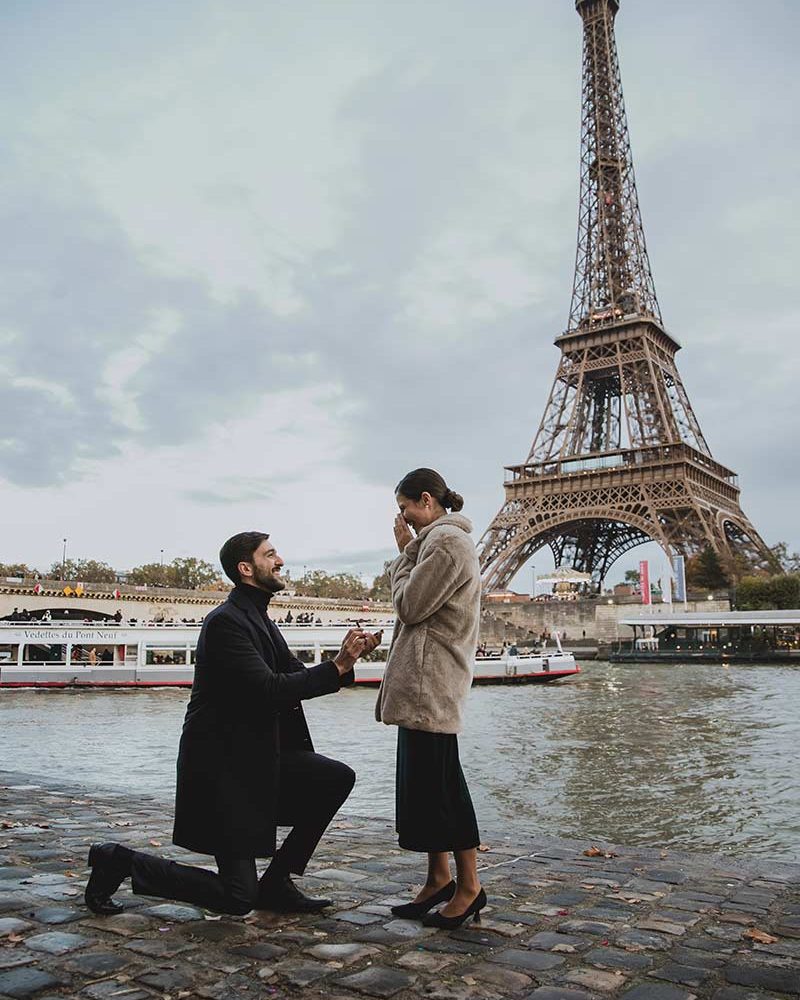 Propuesta de matrimonio al atardecer junto al río Sena en París. Proposal at sunset by the Seine River in Paris.