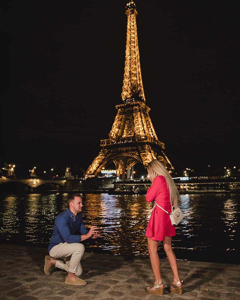 Propuesta de matrimonio al atardecer junto al río Sena en París. Proposal at sunset by the Seine River in Paris.