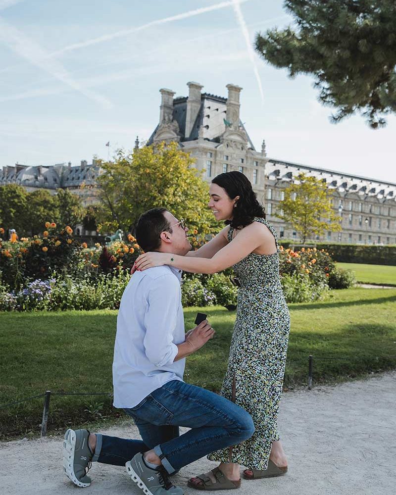 Propuesta de matrimonio en la mañana frente al museo del Louvre. Proposal at the morning by the Louvre Museum in Paris.