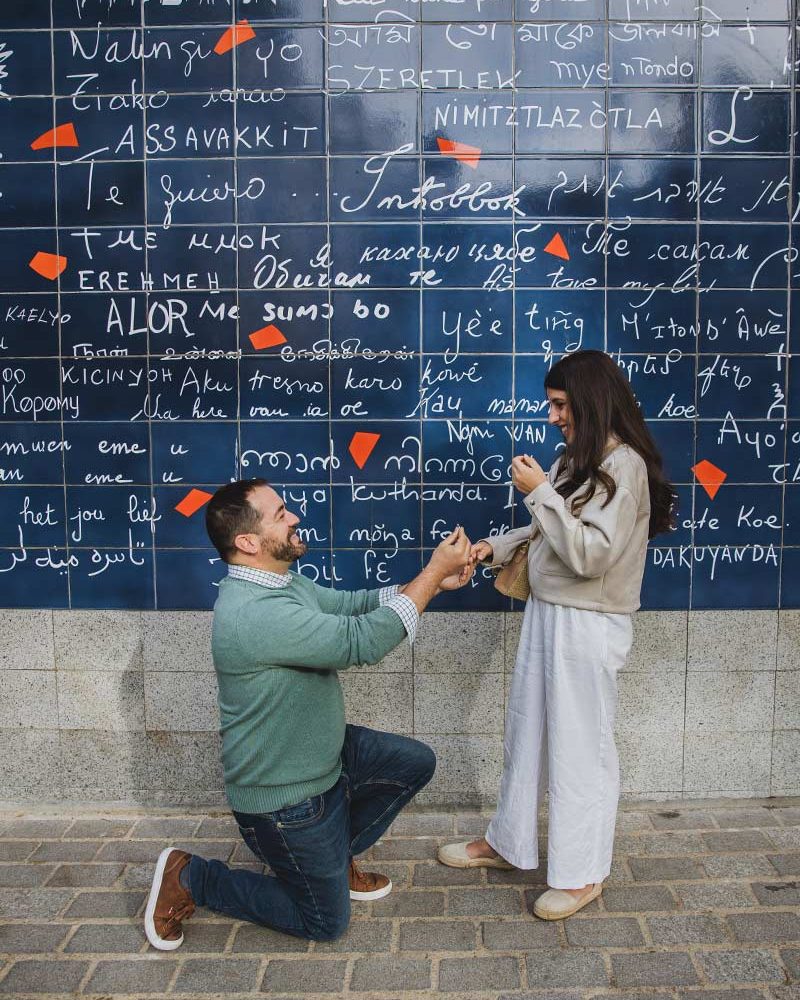 Propuesta de matrimonio frente al Muro de los Te Amo en Montmartre, París. Marriage proposal in front of the Wall of Love in Montmartre, Paris.