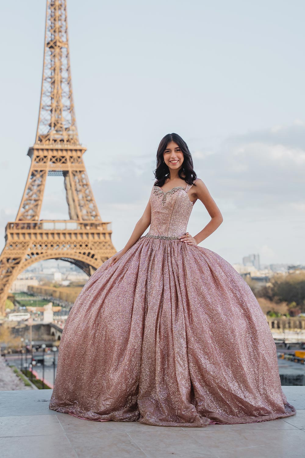 Quinceañera-Paris-Trocadero-Vestido-Rosa-Dorado / Quinceanera-Paris-Trocadero-Rose-Gold-Dress Quinceañera con vestido rosa dorado brillante posando en el Trocadéro frente a la Torre Eiffel / Quinceañera in a sparkling rose gold gown posing at the Trocadéro in front of the Eiffel Tower